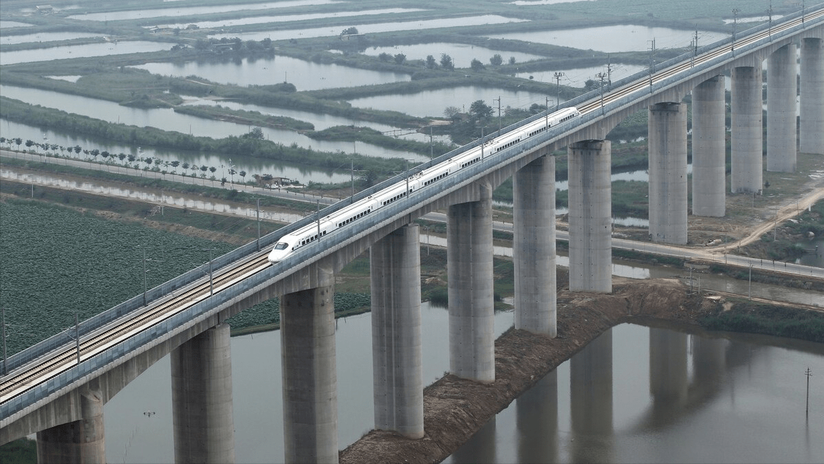 由此看来,高铁铺设在高架桥上的好处颇多,正是因为在建造之初,中国