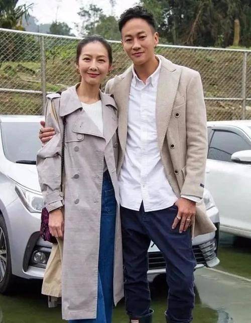 上半身 何润东小8岁老婆颜值身材俱佳，穿卡其色大衣配白T恤，气质太高级