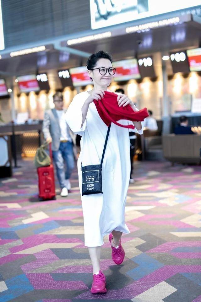 身材 许晴无需装就很“嫩”，穿白色长T恤舒适减龄，状态宛如二八少女