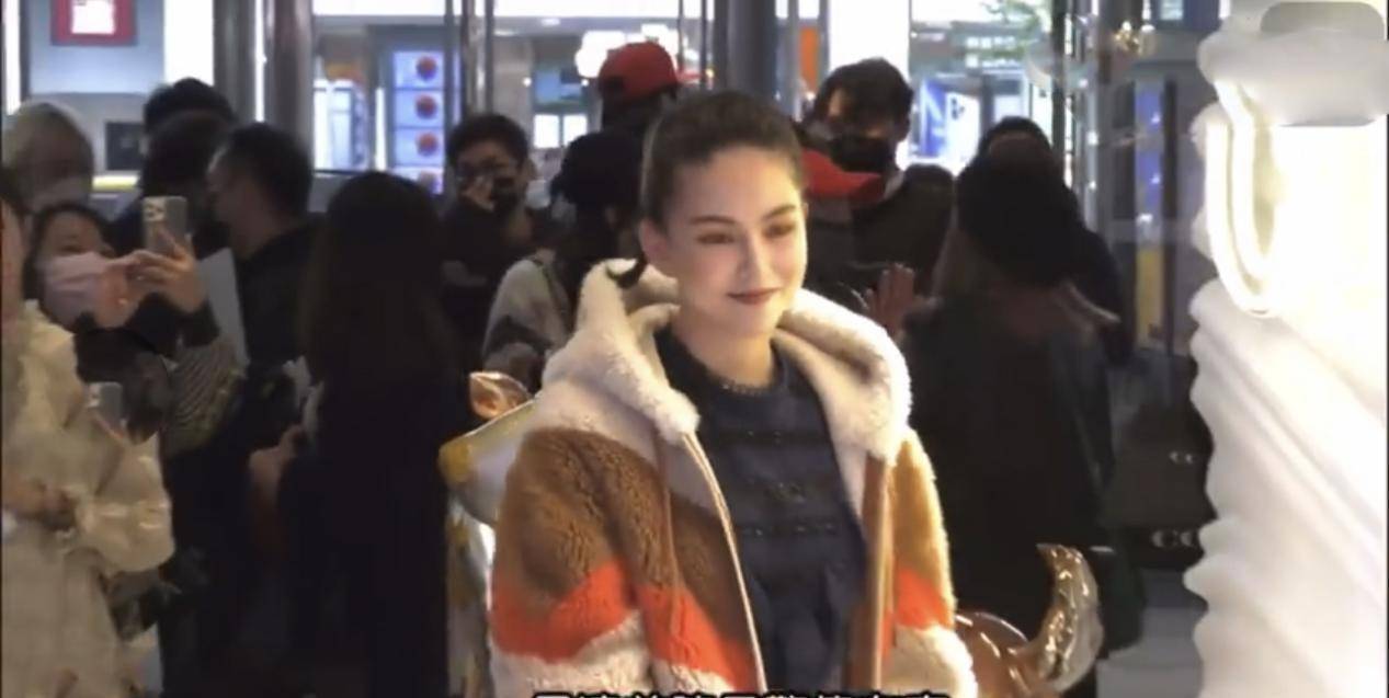 后首 昆凌受伤后首露面,穿羊羔毛配宽松裙快肿成孕妇,真浪费超模身材