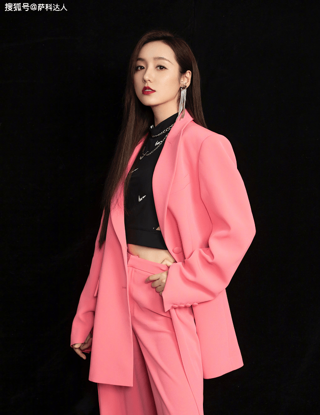 披肩 37岁吕一美得太娇嫩,粉紫色长裙穿成大家闺秀,浓妆素颜都不显老