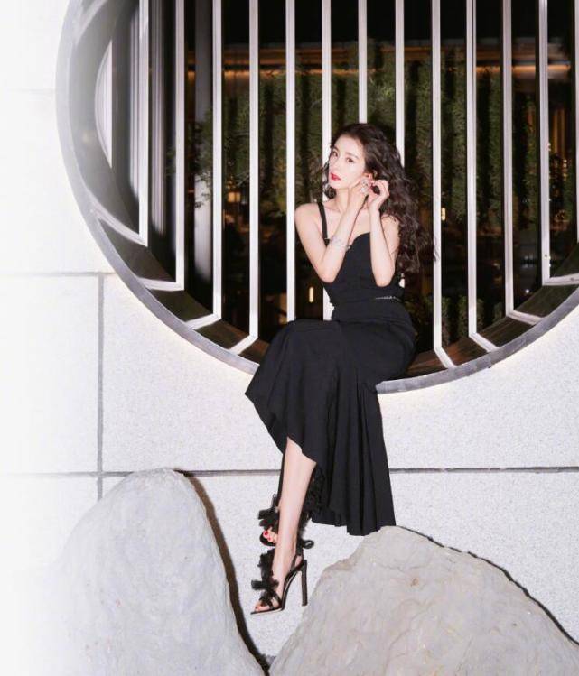 身材 杨幂穿吊带人鱼裙拍江景大片，镜头前撩发摸脸，身材火辣超有料