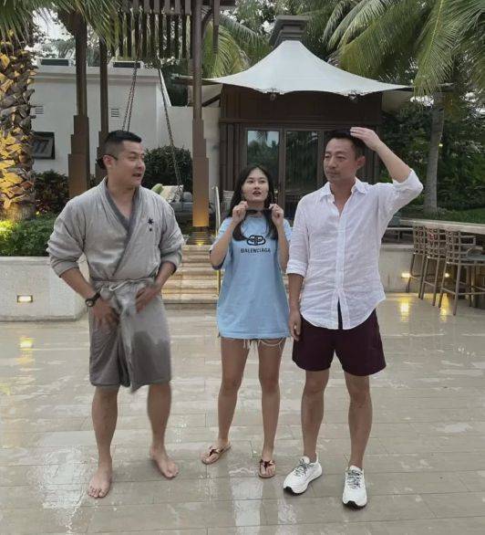 原创汪小菲离婚后首次现身三亚身旁有女伴陪同发现被拍后立即避讳