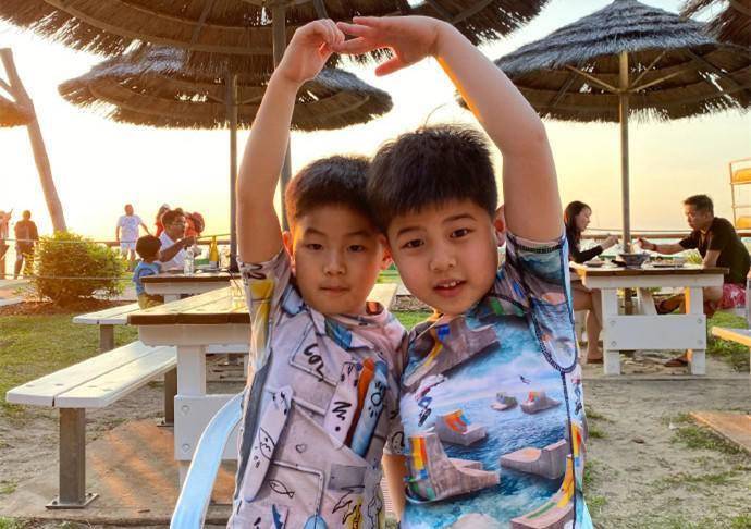 照相机|遗传沙溢易胖体质？胡可晒8岁安吉近照并吐槽：想念没有长胖的你