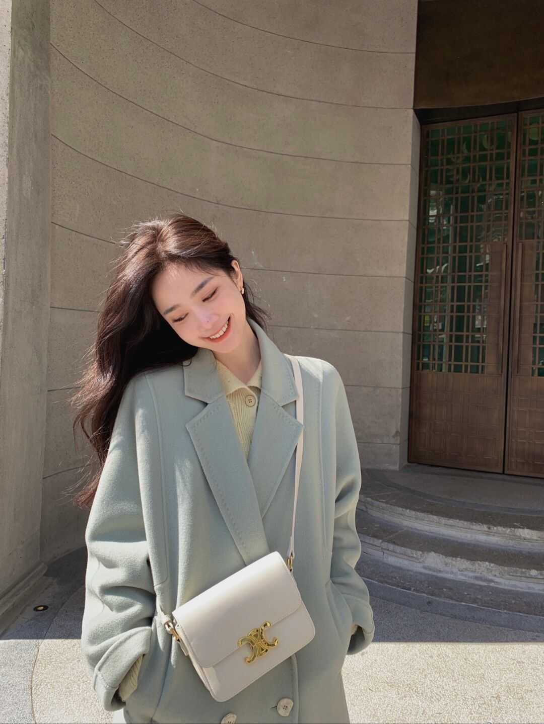 脚踝 天冷了，适合普通人的大衣冬季穿搭，不露脚踝也不露腿，高级洋气