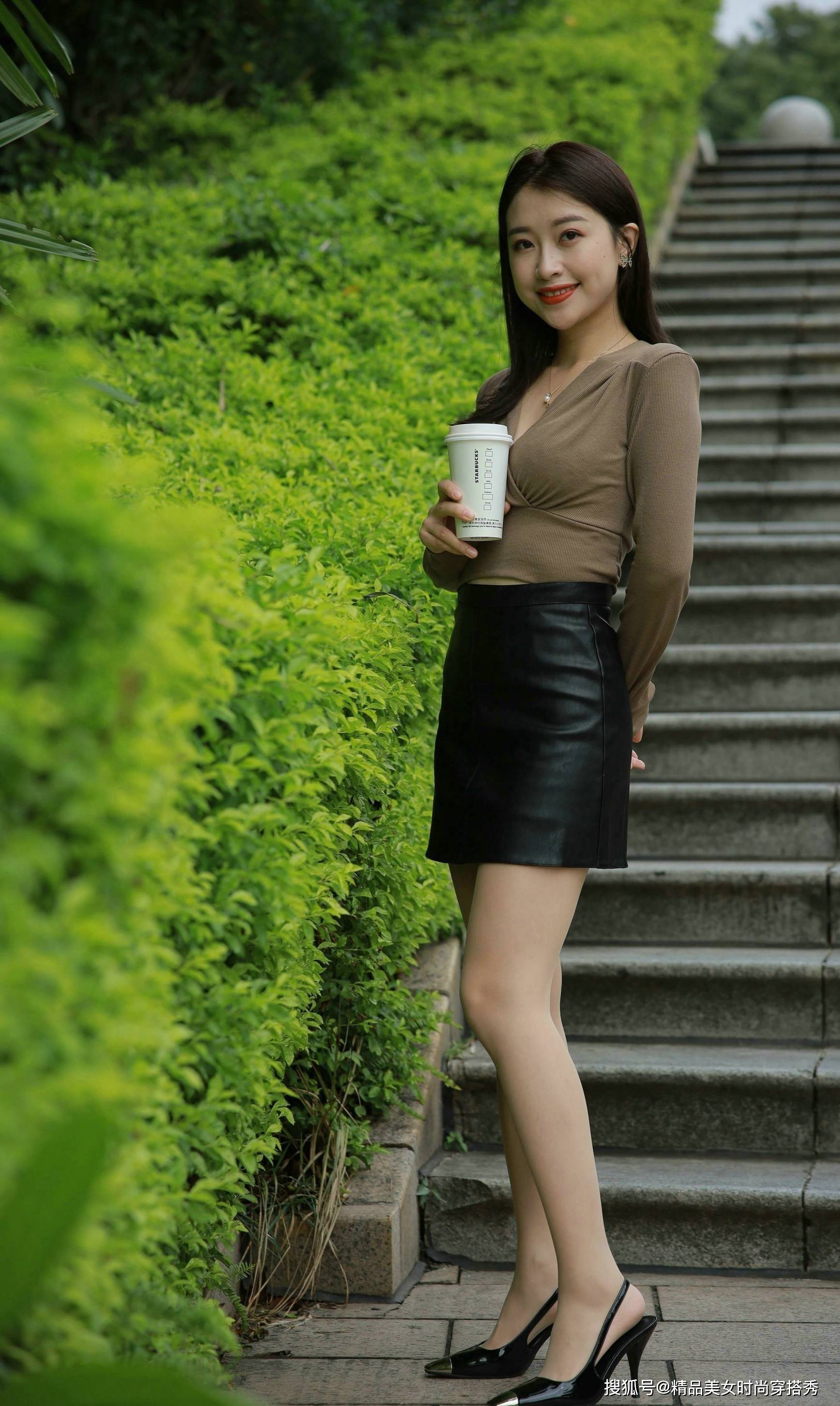 黑色 简洁的装束也可以让你提升整体的气质，回头率飙升，做街头丽人