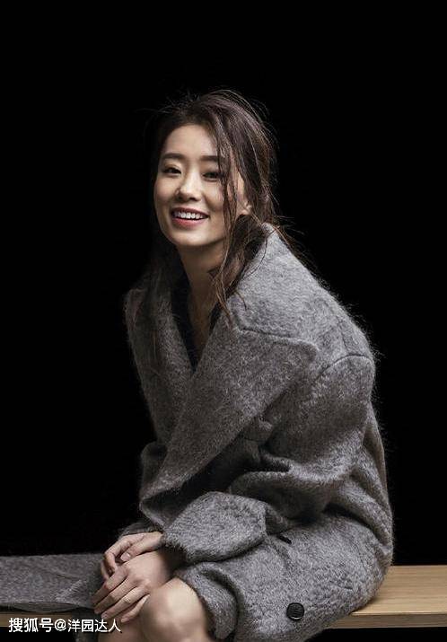 贾玲捧 被贾玲捧红的张小斐，气质原来这么高级，宽松穿搭却不影响秀身材