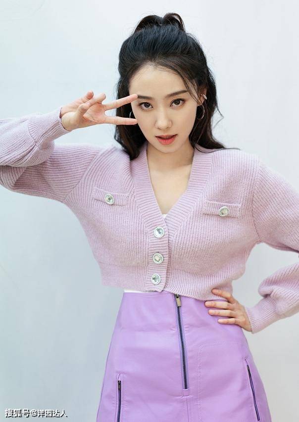 贾玲捧 被贾玲捧红的张小斐，气质原来这么高级，宽松穿搭却不影响秀身材