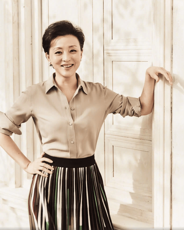 蓝色 著名主持人杨澜气质太出挑，穿蓝色连衣裙优雅大气，高级感满满