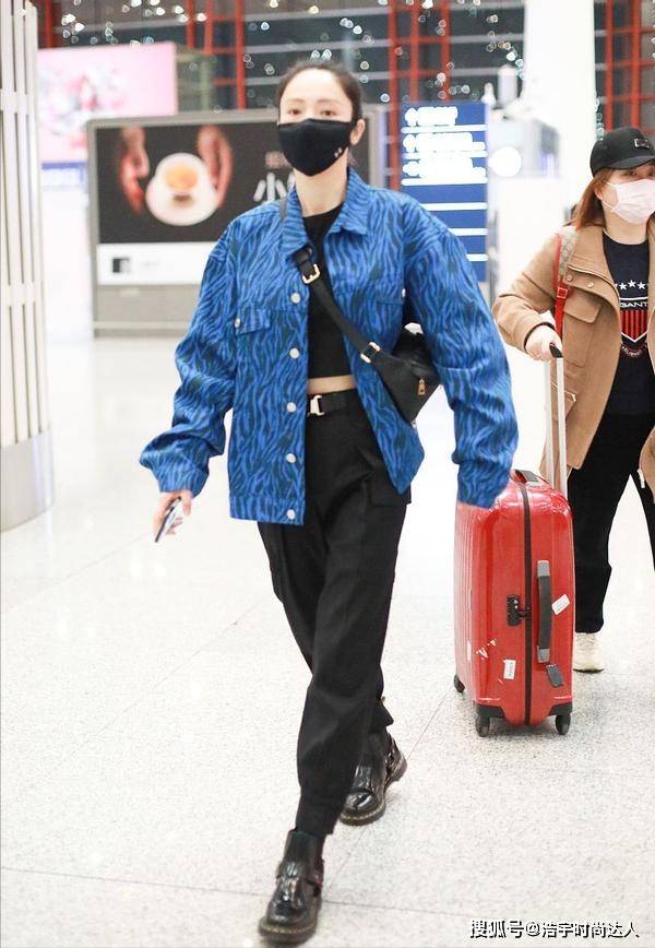 黑色 董璇真有女团气质,上衣偏挑短款穿,纤细腰条都是“穿”出来的