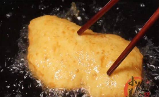 做法|早餐别出去吃了，教你10分钟做油饼，不用擀不用揉，比油条还好吃