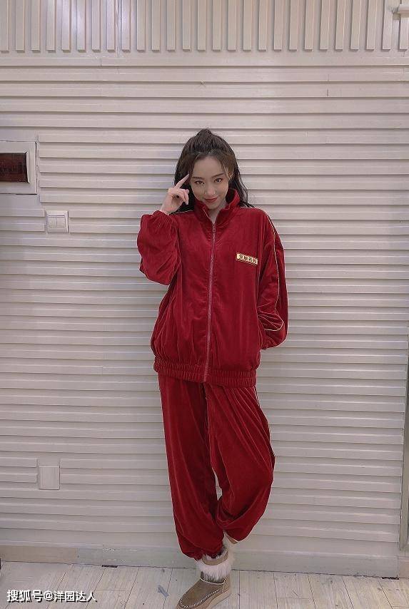 贾玲捧 被贾玲捧红的张小斐，气质原来这么高级，宽松穿搭却不影响秀身材