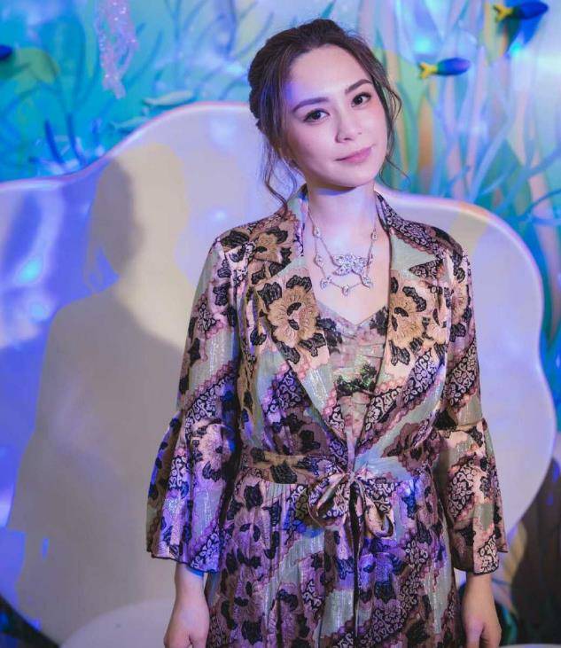 整体 38岁阿娇近照发福,颜值在线看着却老气,和结婚前比状态大变样