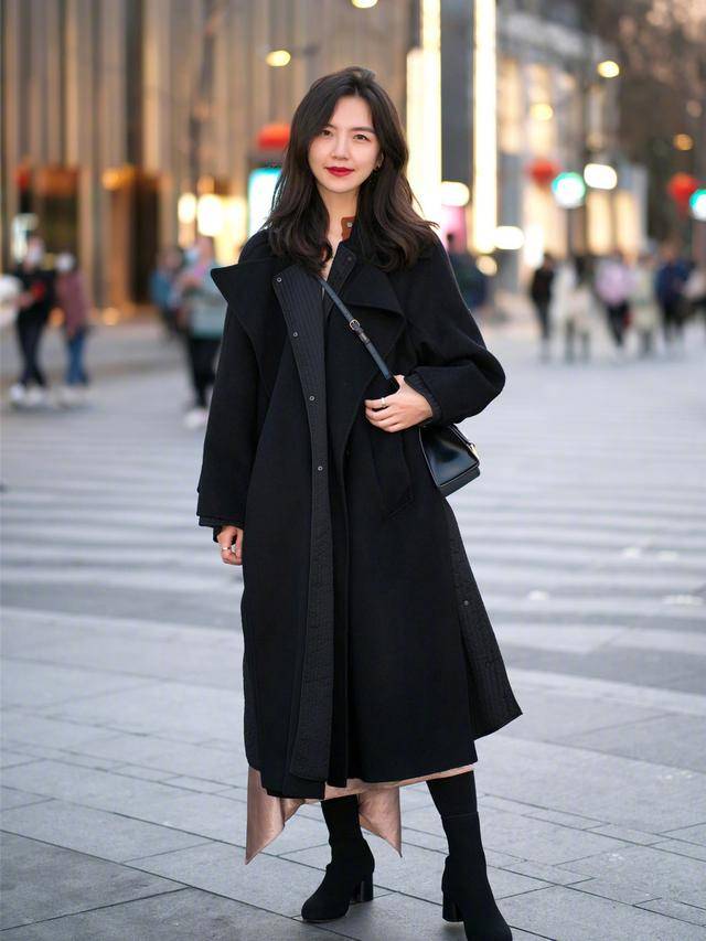 大腿 穿长大衣,搭“短靴”还是“长靴”更好看?穿对了提气质又显高