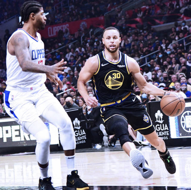 征服|庫里MVP穩(wěn)了？庫里征服快船球迷，轟下30＋6，勇士擊沉快船