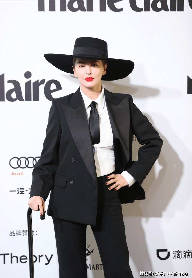 原创张雨绮晒照摆造型前凸后翘大长腿蚂蚁腰太惹眼