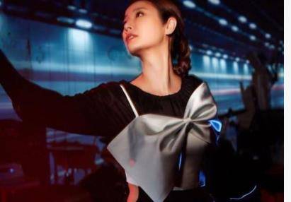 马尾 林心如登时尚杂志封面，穿大红色蕾丝裙，扎高马尾青春又气质