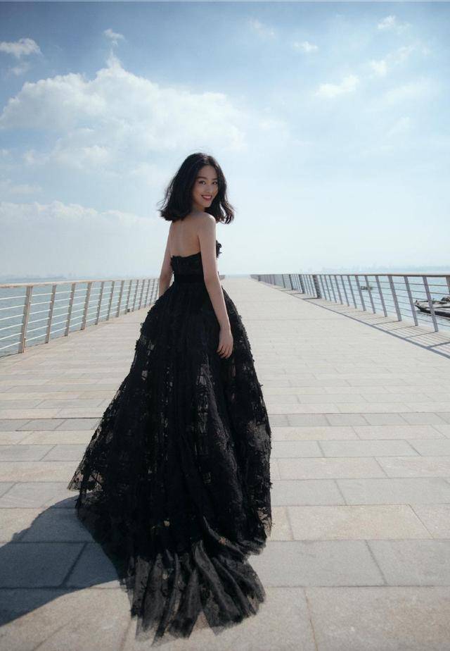 女孩子 杨采钰不愧是“人间富贵花”，黑色抹胸裙性感高贵，气质出众