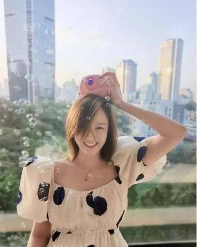 陈乔恩 41岁陈乔恩中年发福！宫廷泡泡袖很壮实，近照胖到不敢认