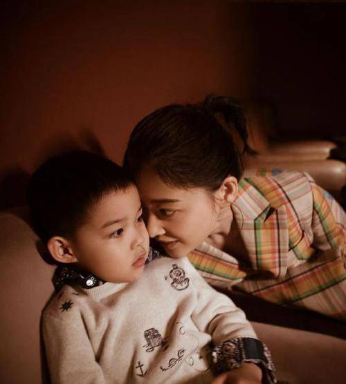毛衣 45岁梅婷携儿女拍大片，女儿继承妈妈黑眼圈，儿子肉嘟嘟太像妈
