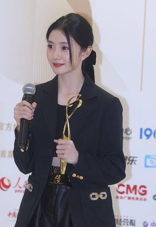 黑色 刘浩存生图真的挺美，气质温婉还淑女，穿露脐装都挺可爱的