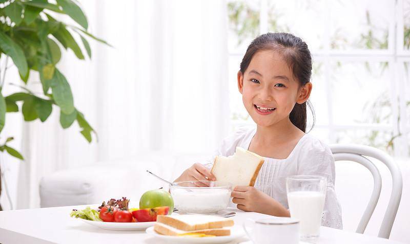 成宝|4种“假牛奶”已被列入黑名单,有些父母却当成宝,整箱往家搬