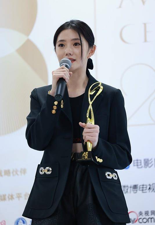 黑色 刘浩存生图真的挺美，气质温婉还淑女，穿露脐装都挺可爱的
