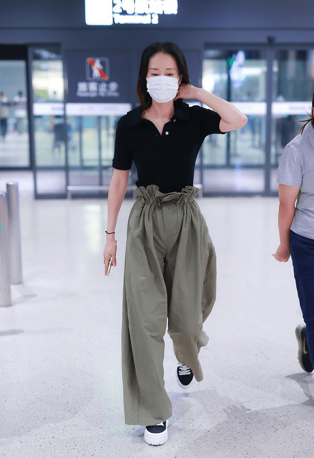 刘敏涛 刘敏涛的裤子才叫潮,显瘦不说气场挺足,一脸不可高攀的气质感