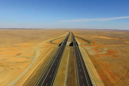 全球最长的沙漠公路：仅用七年就建成，贯穿三个沙漠连接北京新疆
