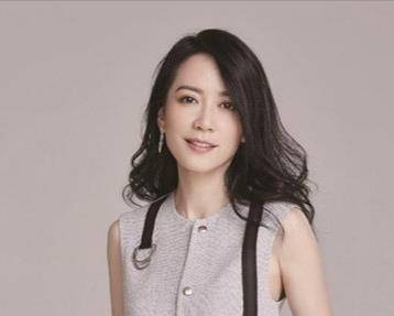 卷发奔四奔五的女人,这3款“发型”尽量不要留,看着显老还没气质