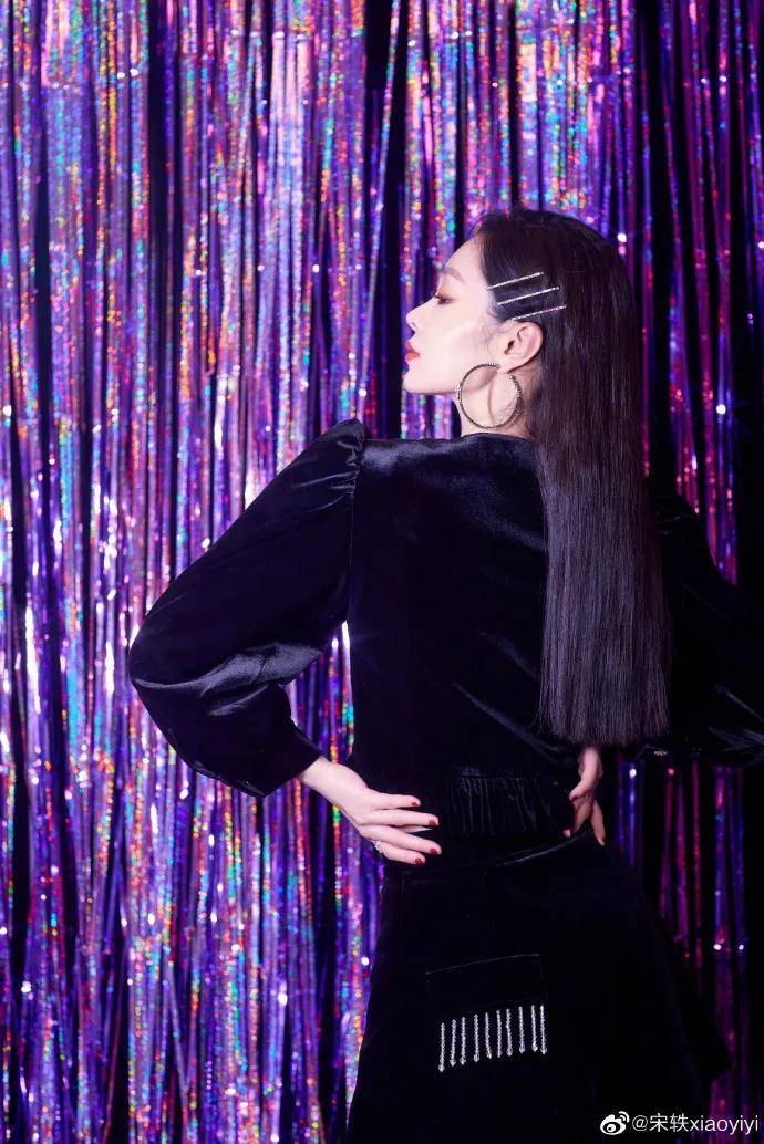 黑色 女星宋轶穿黑色短裙秀大美腿！雪肤玉貌太性感撩人