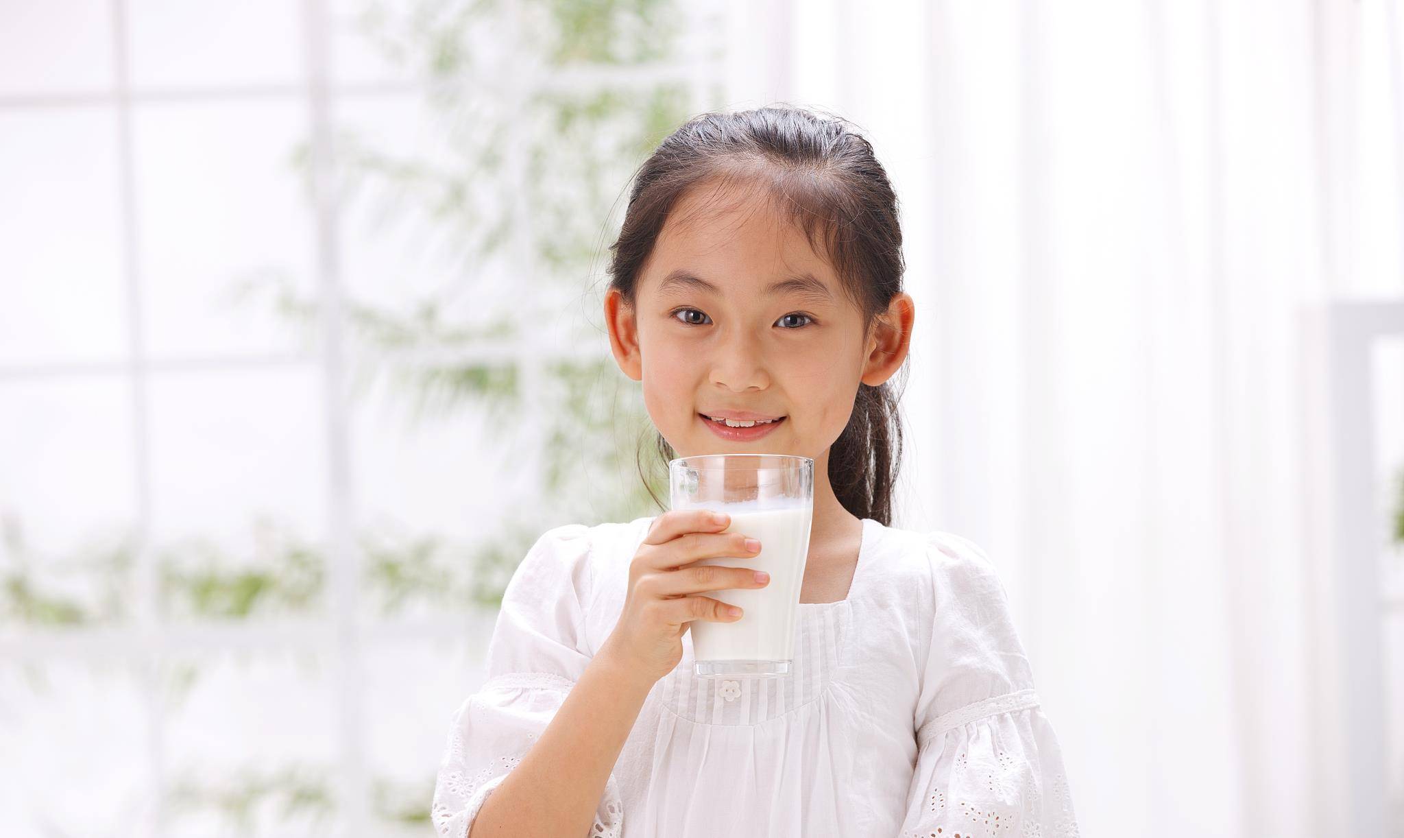 成宝|4种“假牛奶”已被列入黑名单,有些父母却当成宝,整箱往家搬