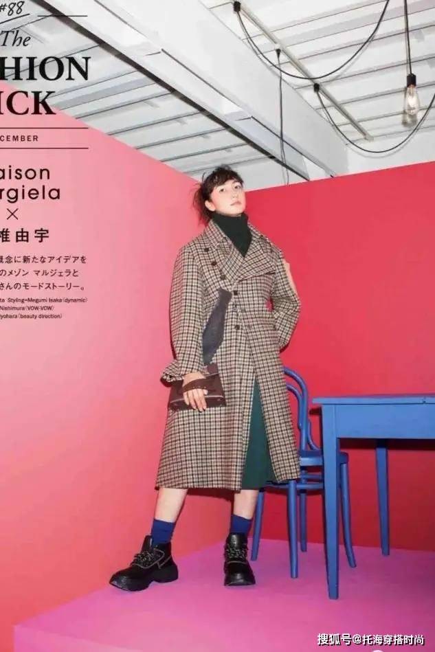 颜色 今年最火的“呢大衣+裙子”搭配，40岁女人照着穿，保暖又洋气