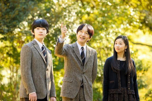 公主 日本爱子公主过20岁生日！西装配半裙神似雅子皇后，彻底赢过佳子
