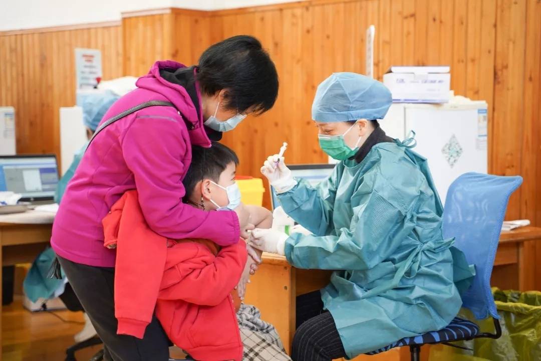一起苗苗苗宝山611岁人群新冠疫苗第二针接种工作有序开展