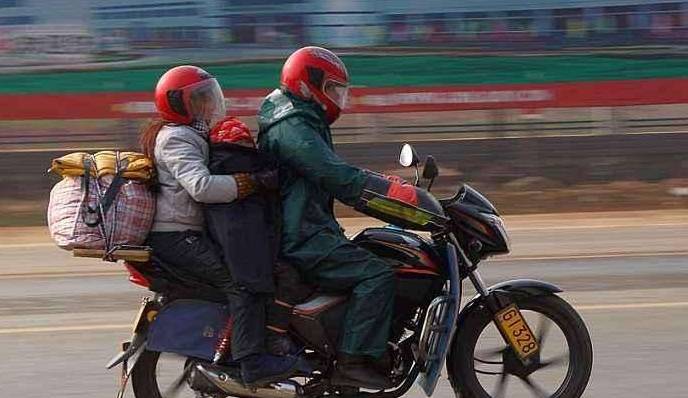 原创春运即将来临,农民工拖家带口骑摩托,专家:为啥不买面包车?