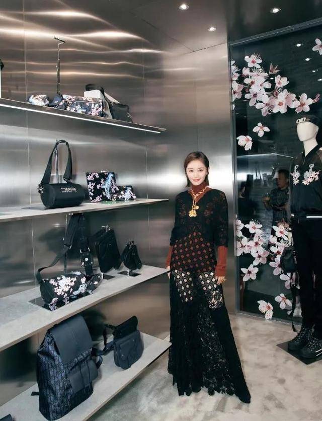 血色 王子文私服穿高开叉牛仔裙，明明是五五分的即视感却很时尚！