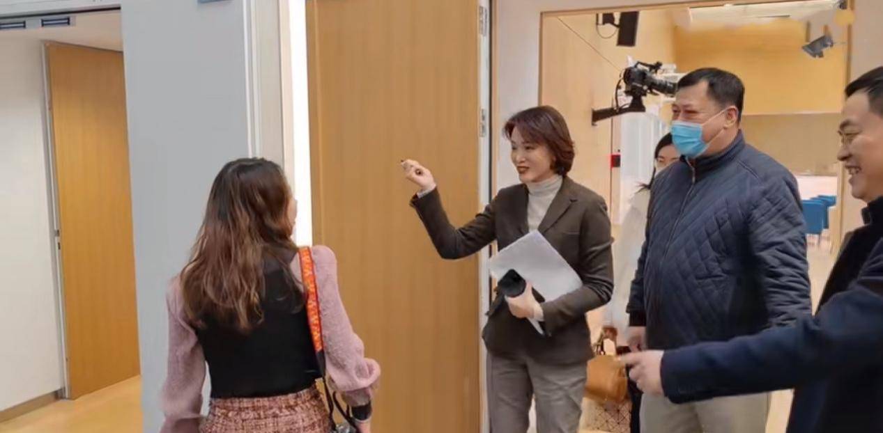 西装 董卿担任嘉宾评委,穿“干部”西装利落有气场,独居C位太有份量