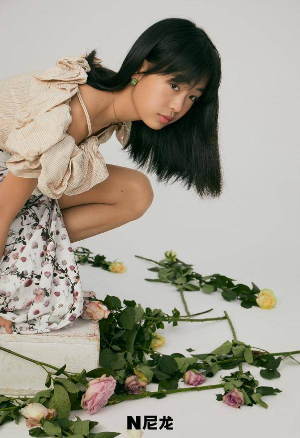 佟大为 佟大为女儿真长大了,拍写真露肩爸妈也不管,身材高挑不输关悦