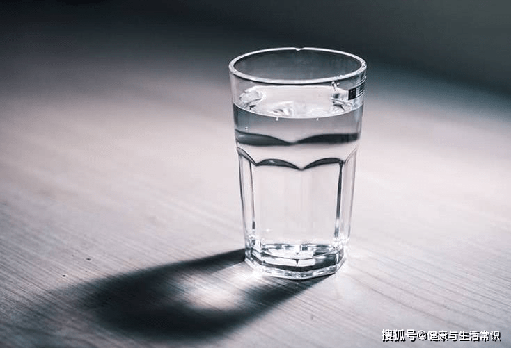 到底早上第一杯水该喝什么？究竟是淡盐水，白开水还是蜂蜜水？很多人喝错了！