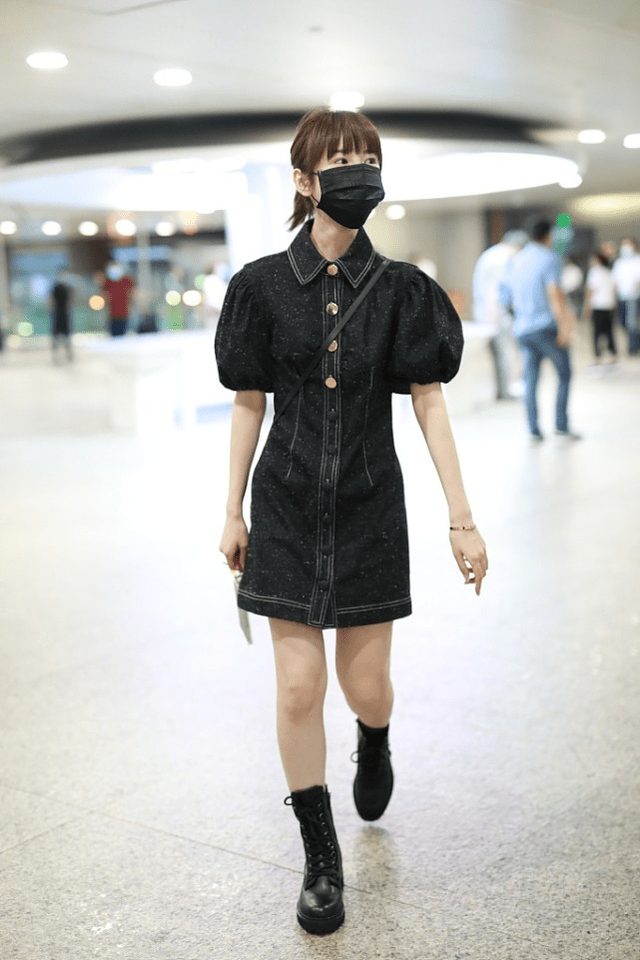 设计 毛晓彤娇嫩感十足，超小码身材似小姑娘，穿泡泡袖也不显胖