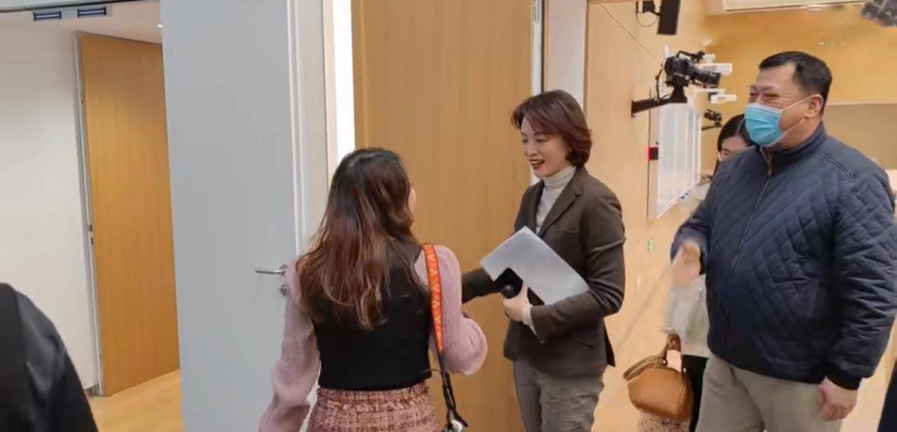 西装 董卿担任嘉宾评委,穿“干部”西装利落有气场,独居C位太有份量