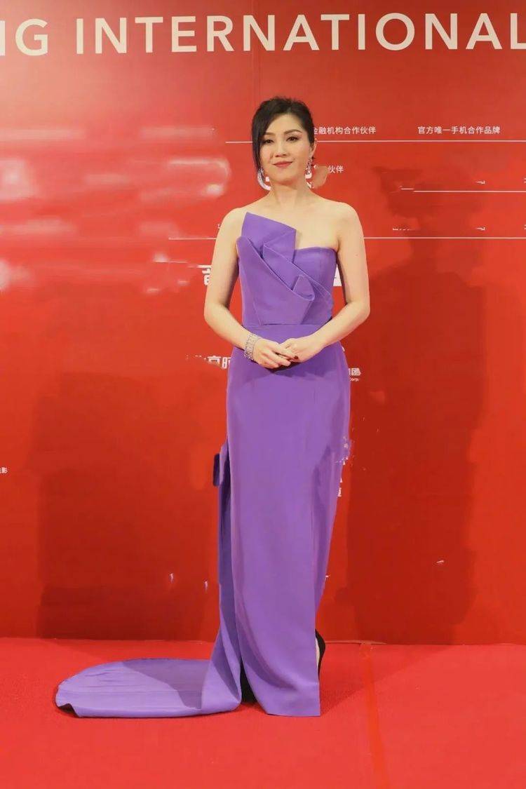 阿云嘎 北影节红毯:巩俐长裙高开叉,关晓彤秀长腿,马伊琍短发温柔