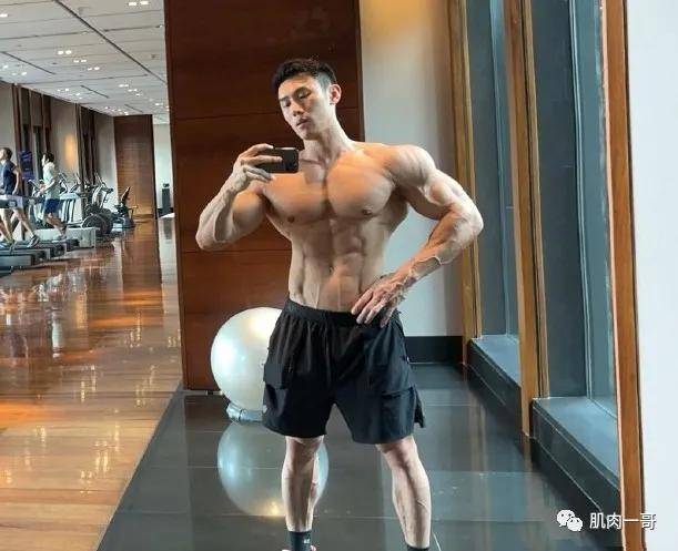 健身|180cm健体冠军拍肌肉写真走红，这肉体太撩了