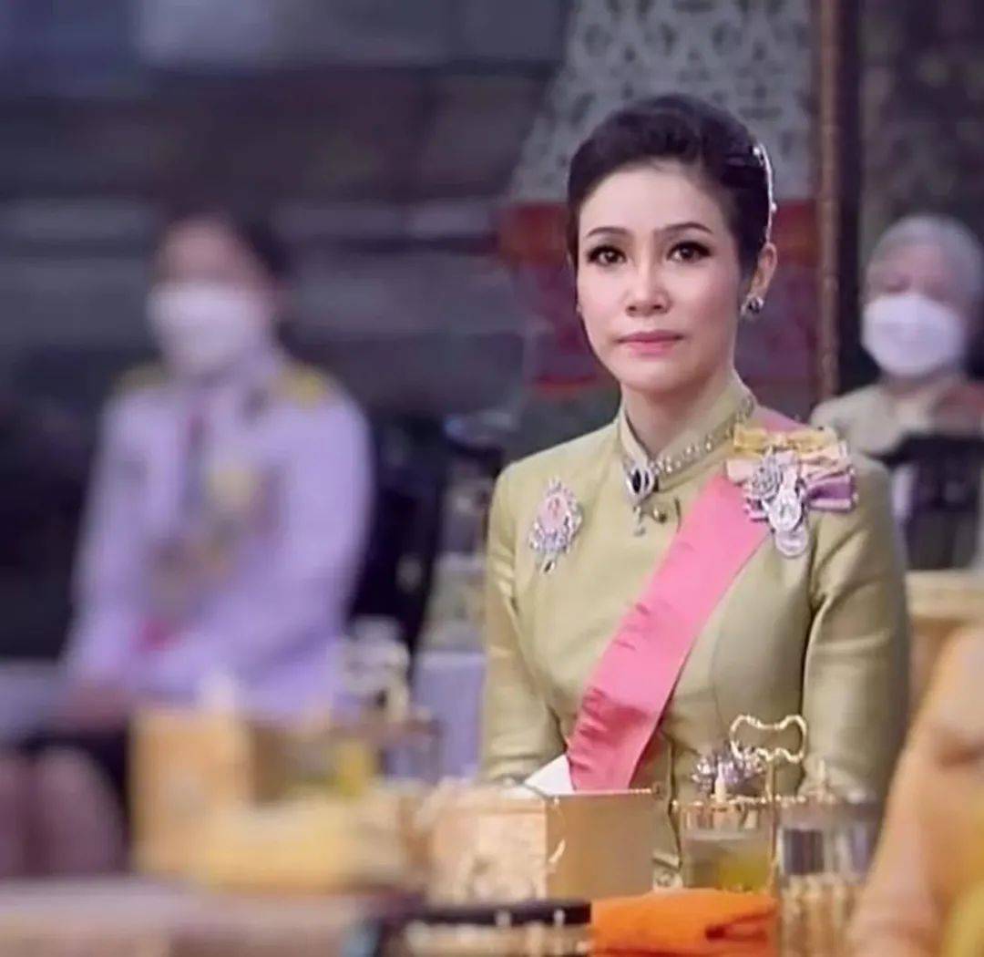 69岁泰王偏爱短发"假小子",00后新晋妃子照片曝光,雌雄难辨!