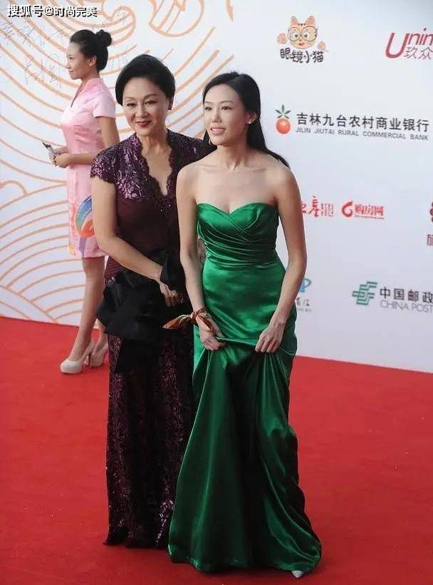 王姬携 王姬携女儿走红毯，穿暗色调服装当配角，女儿美得太惊艳