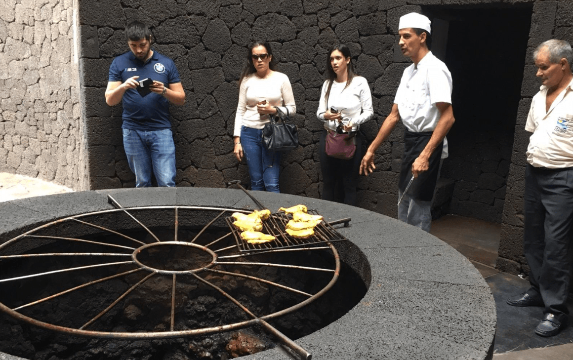 世界上最"无奈"的火山岛,火山连续喷发6年,却被游客用来烧烤_印尼火山