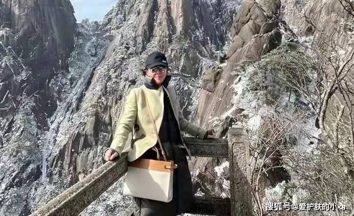 显高 刘嘉玲果然是人到中年,羽绒服外面还要加个棉服,保暖够实在的