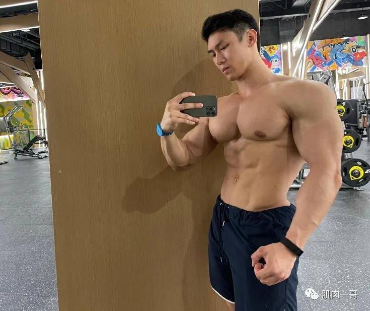 健身|180cm健体冠军拍肌肉写真走红，这肉体太撩了
