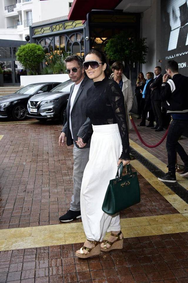 黑色 巩俐的霸气感不是吹的，随便穿个黑色上衣+长裤，难掩高贵气场